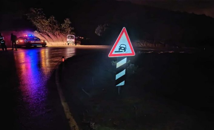 Amasya'da devrilen hafif ticari araçtaki 4 kişi yaralandı