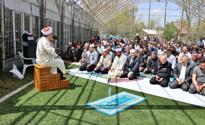 Sulusaray'da deprem sonrası cuma namazı açık havada kılındı