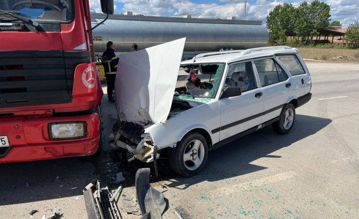 Tokat'ta kamyon ile otomobilin çarpıştığı kazada 3 kişi yaralandı