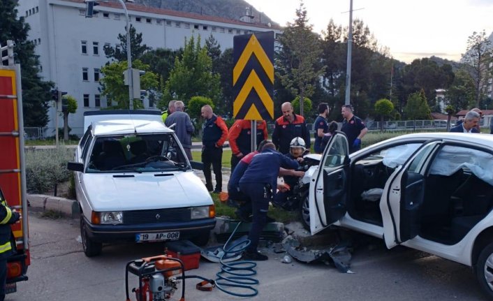 Amasya'da iki otomobil çarpıştı, 5 kişi yaralandı