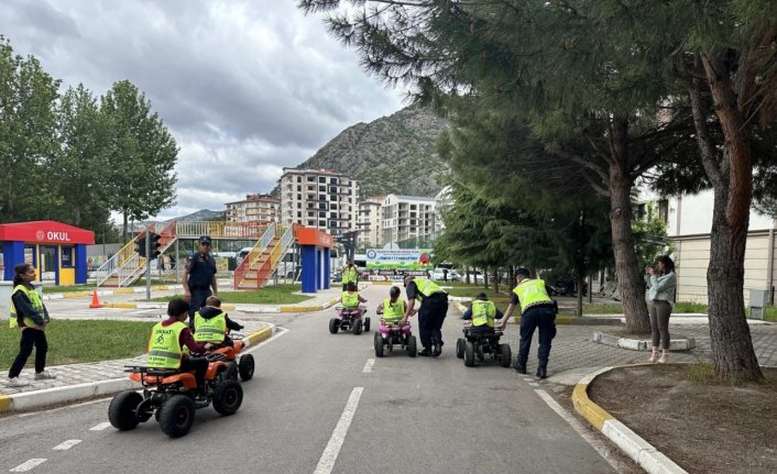 Amasya'da jandarma ekipleri öğrencilere trafik eğitimi verdi