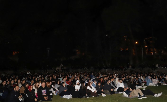 Amasya'da öğrenciler açık hava sinemasında Hababam Sınıfı'nı izledi