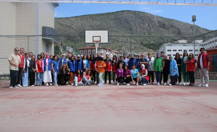 Amasya'da özel gereksinimli çocuklar ile öğrenciler oyunlar oynadı