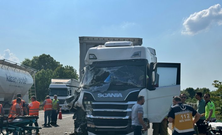 Anadolu Otoyolu'nda su tankeri ile tırın karıştığı kazada 5 kişi yaralandı