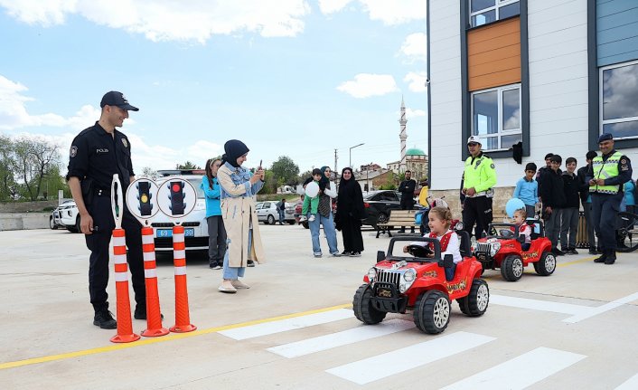 Bayburt'ta öğrenciler okulda oluşturulan pistte trafik kurallarını öğrendi