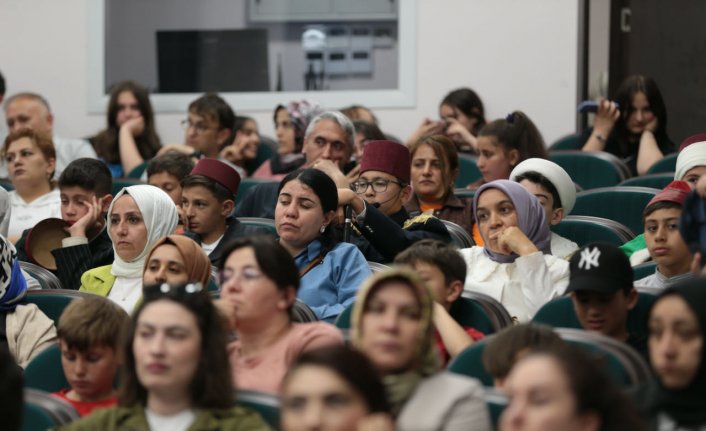 Bolu'da öğrenciler okudukları kitapları skeçlerle anlattı