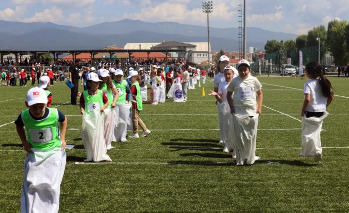 Bolu'da şenliğe katılan çocuklar geleneksel oyunlarla eğlendi