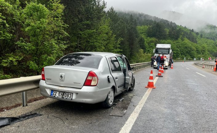 Bolu'da tırla çarpışan otomobilin sürücüsü yaralandı