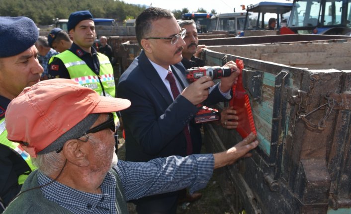 Boyabat'ta çiftçilere reflektör dağıtımı yapıldı