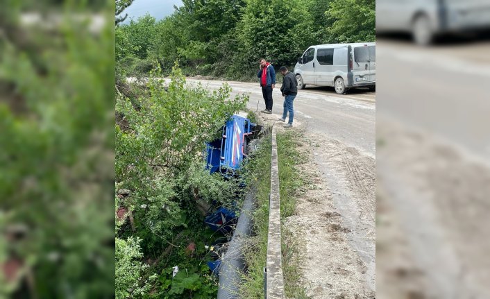 Düzce'de devrilen tarım aracının sürücüsü yaralandı