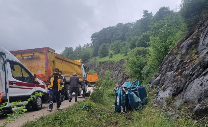 Düzce'de kamyonla çarpışan otomobilin sürücüsü yaralandı