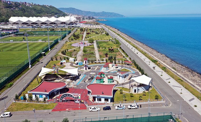 Geleceğin sürücüleri trafik kurallarını Karadeniz manzaralı parkta öğreniyor