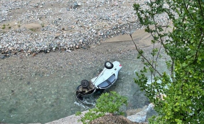 Giresun'da dereye devrilen otomobilin sürücüsü öldü