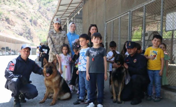 Gümüşhane'de anaokulu öğrencileri Jandarma Komutanlığını ziyaret etti