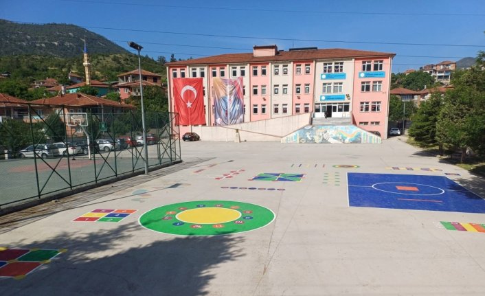 Karabük'te okul bahçelerinde geleneksel çocuk oyunları alanları oluşturuldu