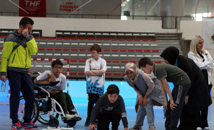 Kastamonu'da özel öğrencilerin yarıştığı floor curling turnuvası başladı