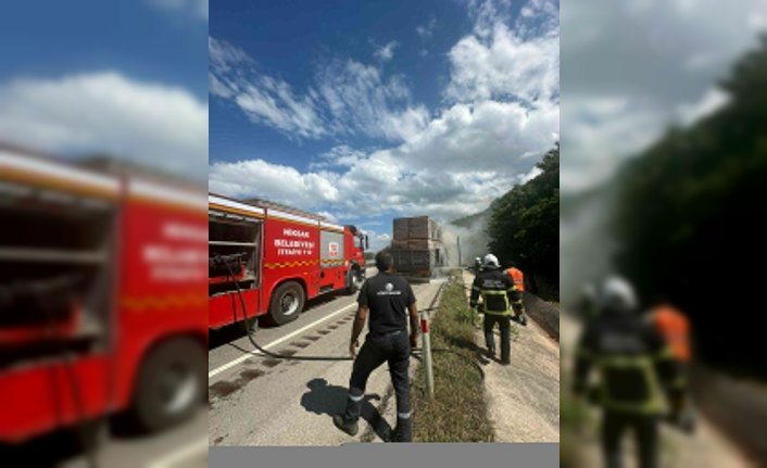 Niksar'da seyir halindeyken alev alan tır söndürüldü