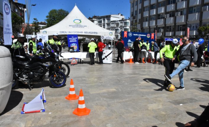 Ordu'da jandarma ve polis, trafik güvenliği için vatandaşları bilgilendirdi