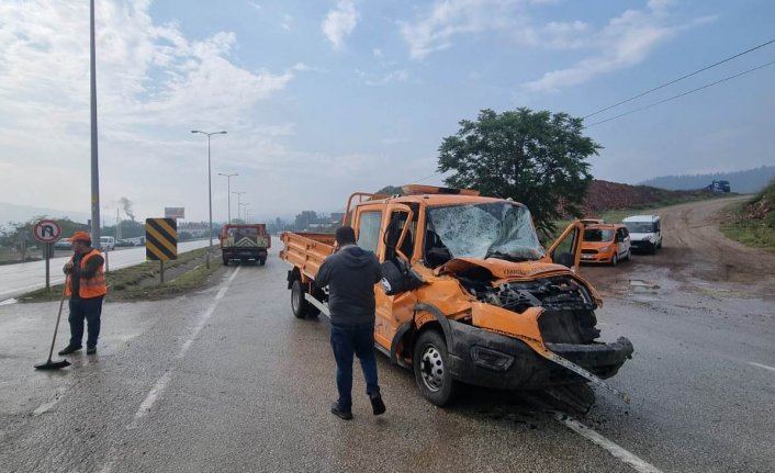 Sinop'ta kamyonetle tır çarpıştı, 3 kişi yaralandı