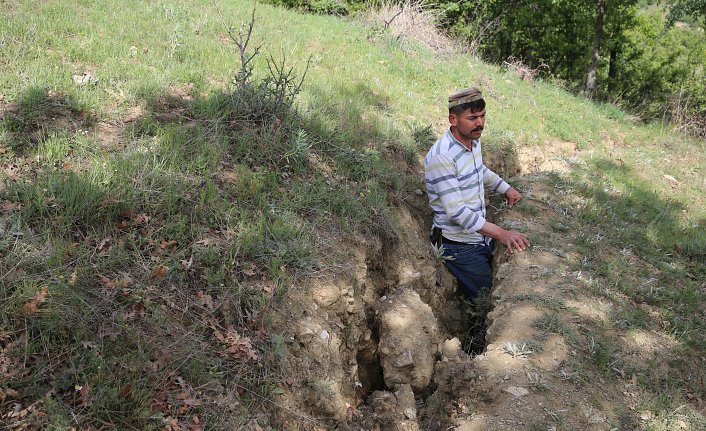 Tokat'ın Sulusaray ilçesinde arazide derin çatlaklar ortaya çıktı