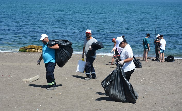 Akçakoca'da sahil vatandaşların desteğiyle temizlendi