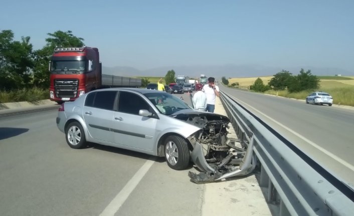 Amasya'da bariyere çarpan otomobildeki 3 kişi yaralandı