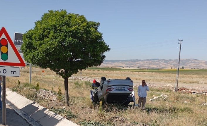 Amasya'da devrilen otomobilin sürücüsü yaralandı