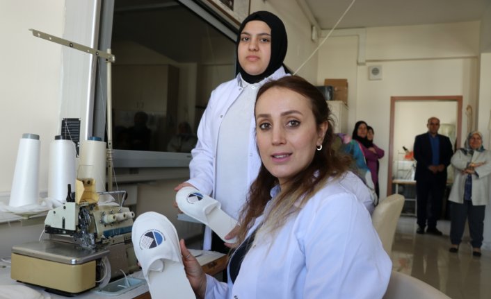 Amasya'da meslek lisesi öğrencileri tek kullanımlık terlik üretiyor