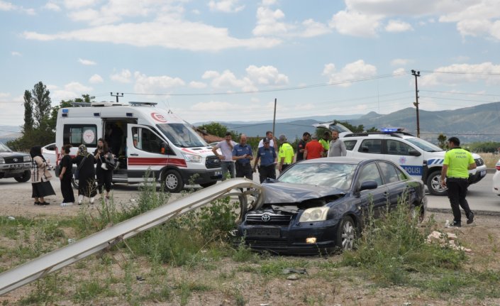 Amasya'da otomobilin elektrik direğine çarptığı kazada 3 kişi yaralandı