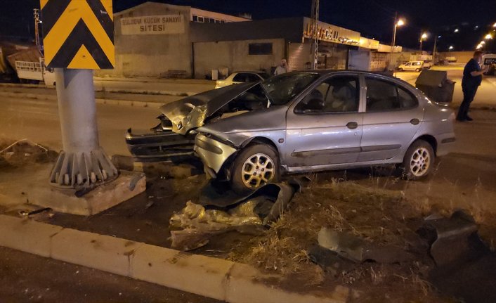 Amasya'da yön tabelasının direğine çarpan otomobildeki 2 kişi yaralandı