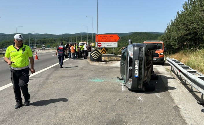 Anadolu Otoyolu'nda devrilen otomobildeki anne ve oğlu yaralandı