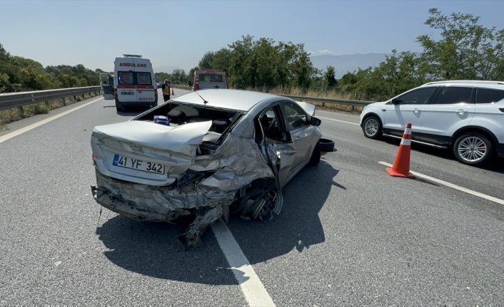 Anadolu Otoyolu'nda lastiği patlayan otomobil kaza yaptı, 2 kişi yaralandı