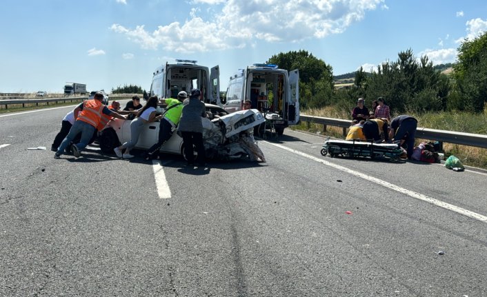 Anadolu Otoyolu'nun Bolu kesiminde 3 kişinin yaralandığı kaza ulaşımı aksattı