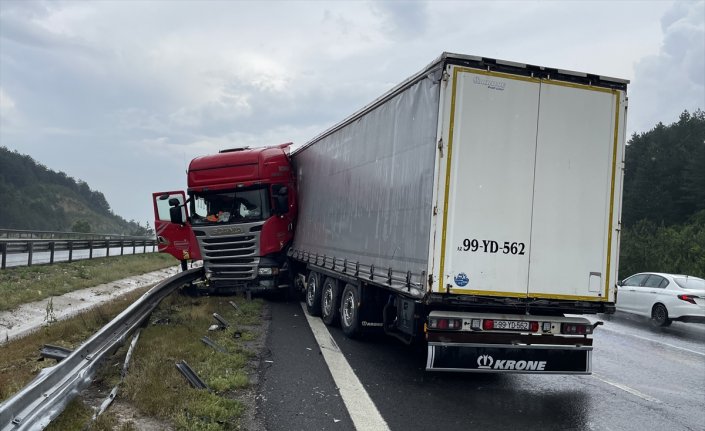 Anadolu Otoyolu'nun Bolu kesiminde bariyere çarpan tırın sürücüsü yaralandı