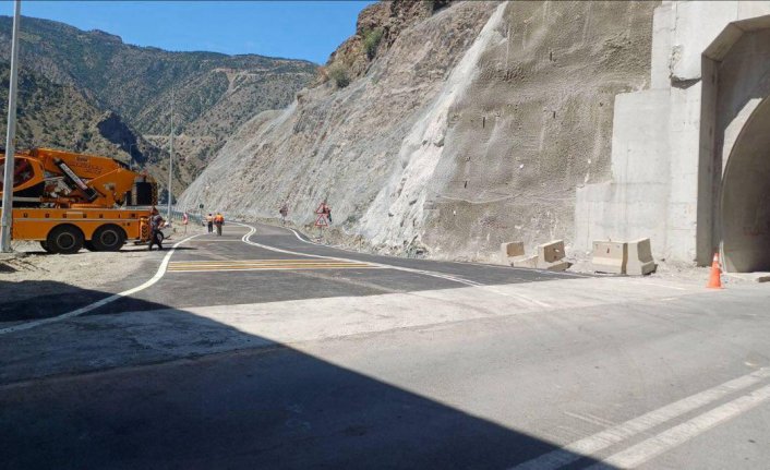 Artvin-Yusufeli yolundaki tünel, üst beton korunağındaki çökme sonucu ulaşıma kapatıldı