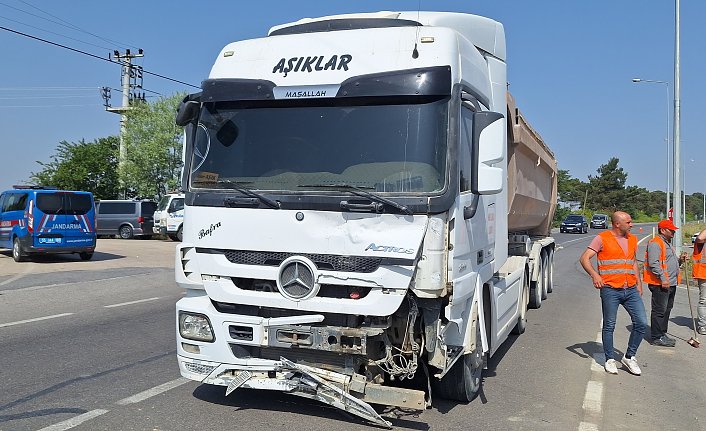 Bafra'da kamyonun çarptığı otomobildeki 1 kişi öldü, 2 kişi yaralandı