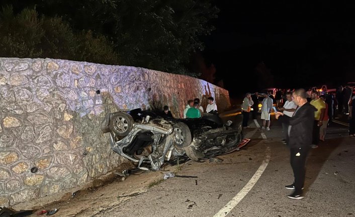 Bartın'da 2 otomobil çarpıştı 3 kişi öldü, 2 kişi yaralandı