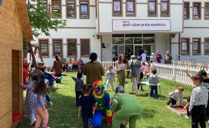 Bartın'da üniversite öğrencilerinin kurduğu “animasyon grubu“ anaokulunda etkinlik düzenledi