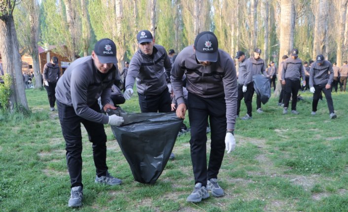 Bayburt'ta polis adayları çevre temizliği yaptı