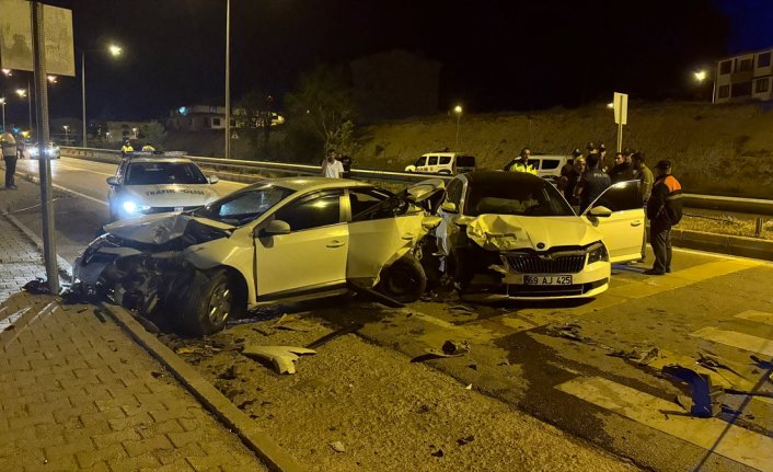 Bayburt'ta üç aracın karıştığı trafik kazasında 4 kişi yaralandı