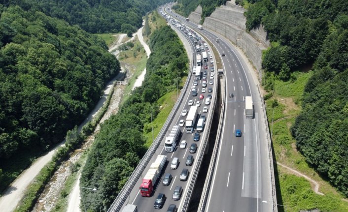 Bayram tatiline erken çıkanlar otoyolun Bolu Dağı kesiminde akıcı yoğunluk oluşturuyor