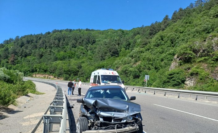 Bolu'da bariyere çarpan otomobildeki 2 kişi yaralandı