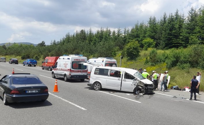 Bolu'da takla atan minibüsteki 1 kişi öldü, 10 kişi yaralandı