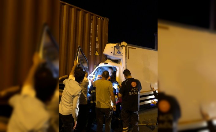 Bolu'da tırla çarpışan kamyonetin sürücüsü yaralandı