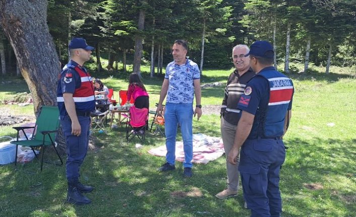 Boyabat'ta jandarma orman yangınlarına karşı vatandaşları uyarıyor