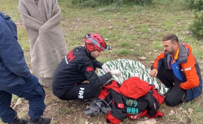 Çorum'da engebeli arazide düşerek yaralanan kadın ambulans helikopterle kurtarıldı