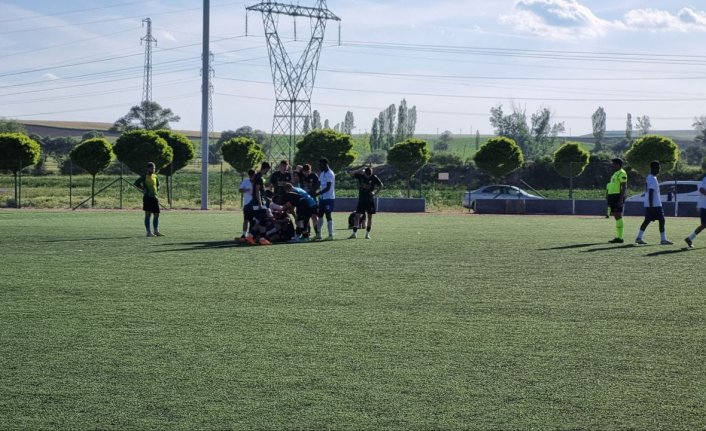 Çorum'da maç sırasında 2 futbolcu sıcak nedeniyle baygınlık geçirdi