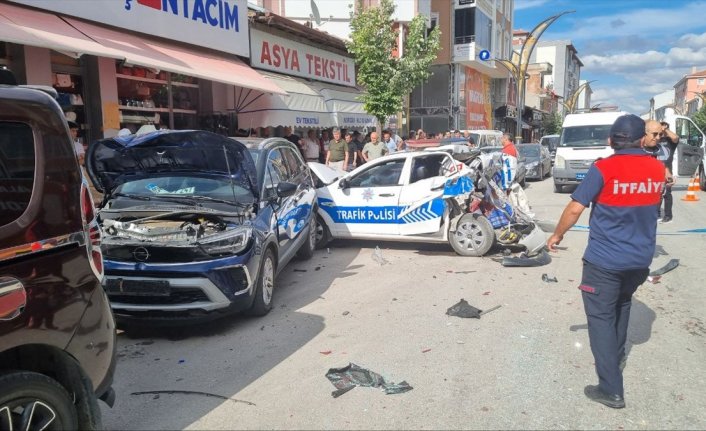 Çorum'da otomobilin 3 araca çarpması sonucu 2'si polis, 3 kişi yaralandı