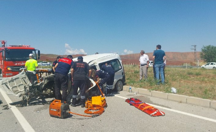 Çorum'da otomobille hafif ticari araç çarpıştı, 6 kişi yaralandı