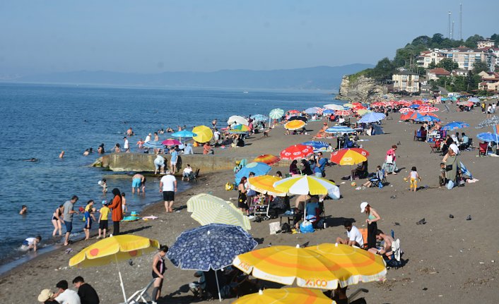 Düzce'de sıcak havadan bunalanlar denize girerek serinledi